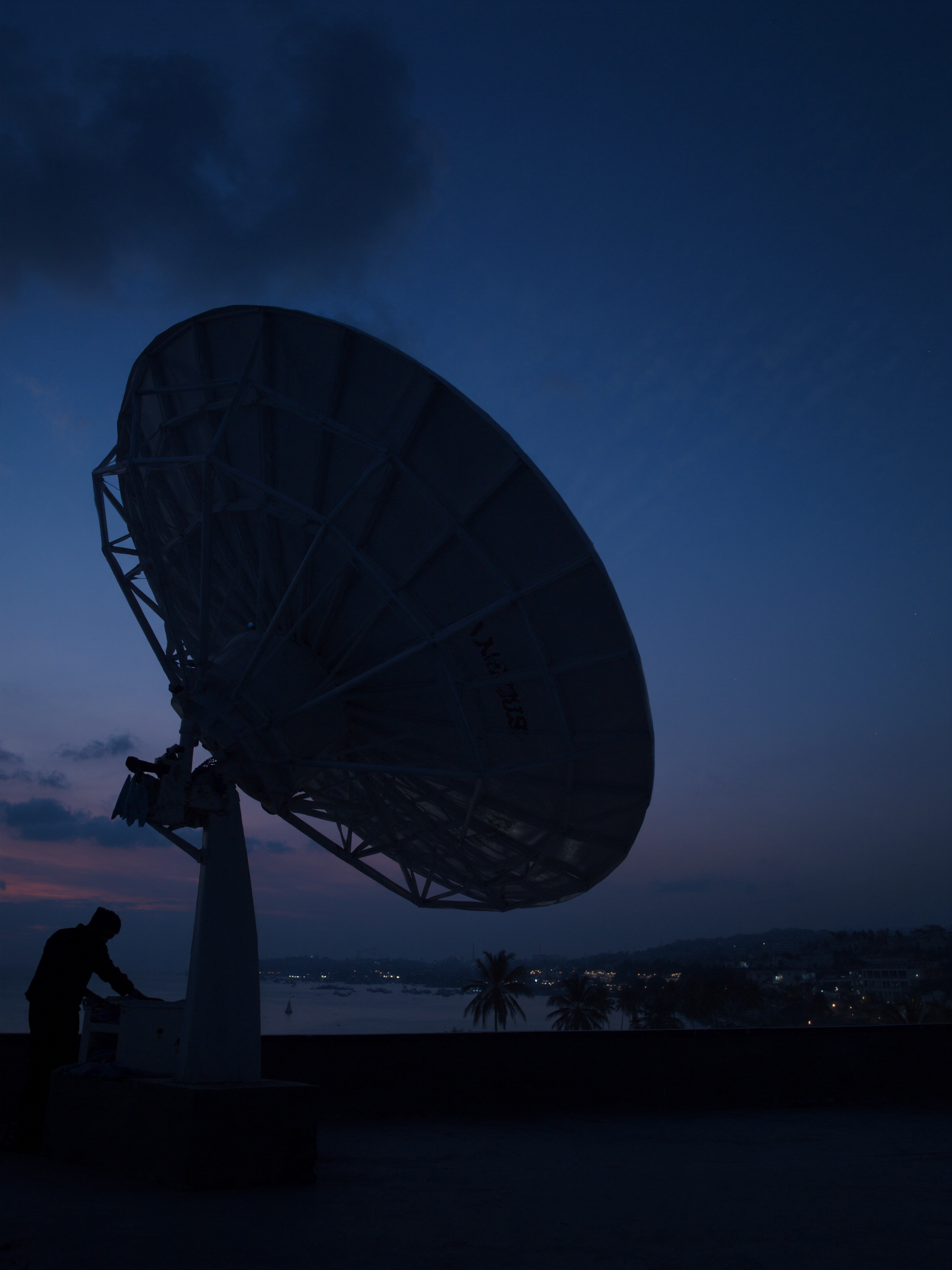 Pointage d'une antenne VSAT par un technicien Konnect sur le toit d'un site isolé